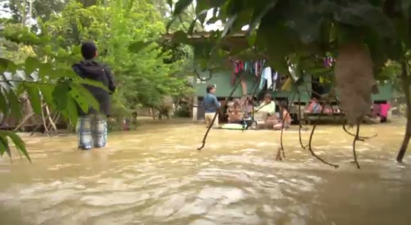 ฝนตกต่อเนื่อง 2 วัน แม่น้ำสายบุรีทะลักท่วมบ้าน หลายหน่วยงานเร่งช่วยเหลือ 