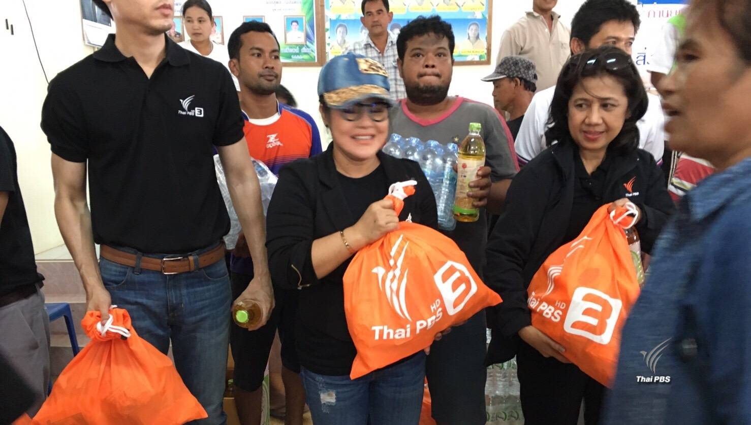 "ไทยพีบีเอส" มอบถุงยังชีพ-น้ำดื่ม ช่วยผู้ประสบอุทกภัย อ.พุนพิน จ.สุราษฏร์ธานี