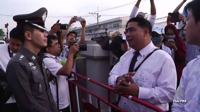 ตร. 5 กองร้อย บุกเจรจาวัดพระธรรมกาย เร่งรื้อถอนสิ่งปลูกสร้าง ย้ำไม่ค้นวัด