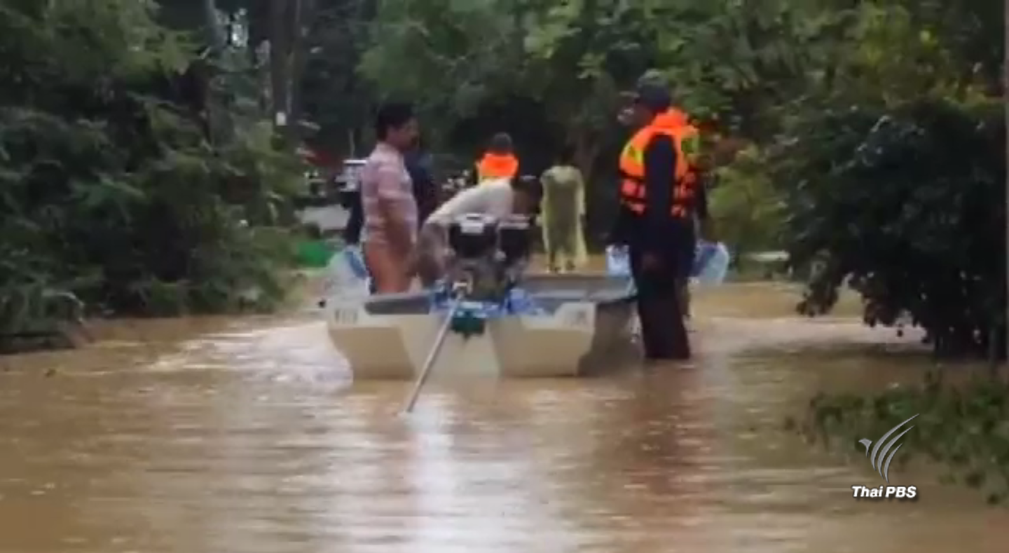 ทหารช่วยผู้ประสบอุทกภัยใน อ.ไชยา จ.สุราษฎร์ธานี หลังออกจากหมู่บ้านไม่ได้