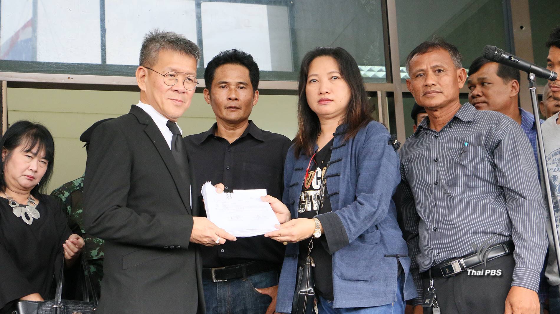 ชาวนาพิจิตรเรียกร้องรัฐบาลรับประกันราคาข้าวเกี่ยวสดตันละ 8,000 บาท