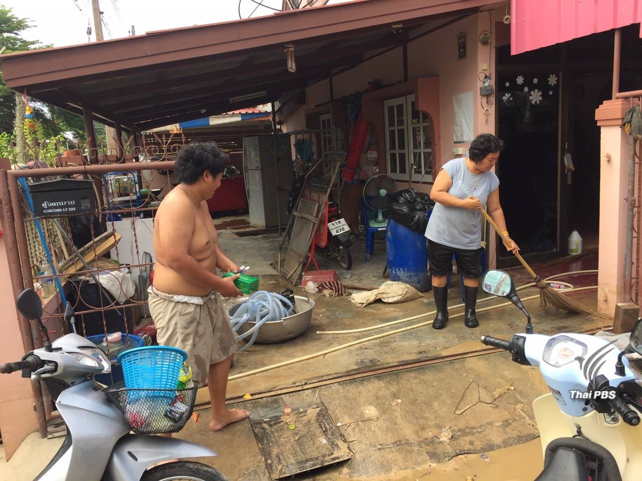 เพชรบุรี น้ำลดแล้ว ชาวบ้านเริ่มทำความสะอาดบ้านเรือน แต่ยังเตือนฝนตกหนัก2-3 วันนี้ 