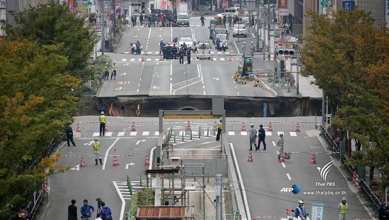 เกิดหลุมยุบขนาดใหญ่ใจกลางเมืองฟูกุโอกะ ญี่ปุ่น ไม่มีรายงานผู้บาดเจ็บ