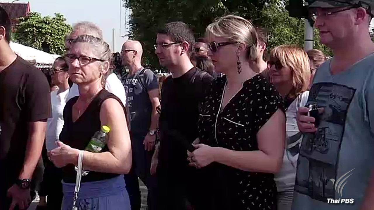 ตำรวจทำความเข้าใจนักท่องเที่ยวเข้าชมวัดพระแก้ว-พระบรมมหาราชวัง