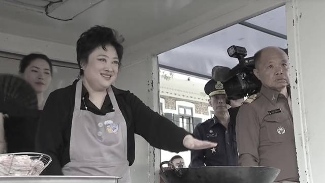พระองค์เจ้าโสมสวลีฯ ทรงทอดไก่ประทานแก่ประชาชน