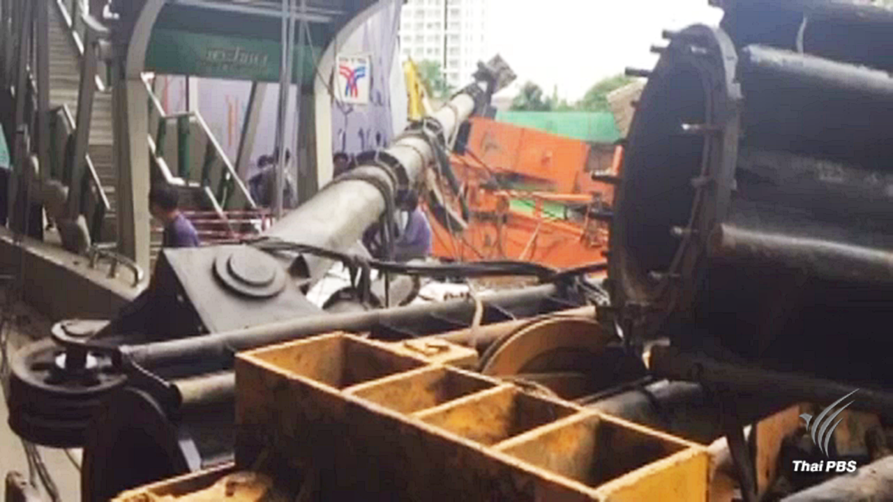 เครนหนักกว่า 70 ตัน ล้มขวางบันไดสถานีรถไฟฟ้าบีทีเอสพระโขนง