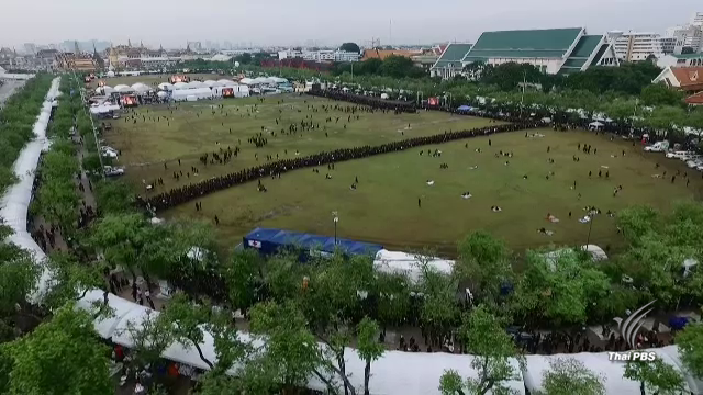 ประชาชนหลั่งไหลพระบรมมหาราชวัง เข้ากราบถวายสักการะพระบรมศพ "ในหลวง ร.9"