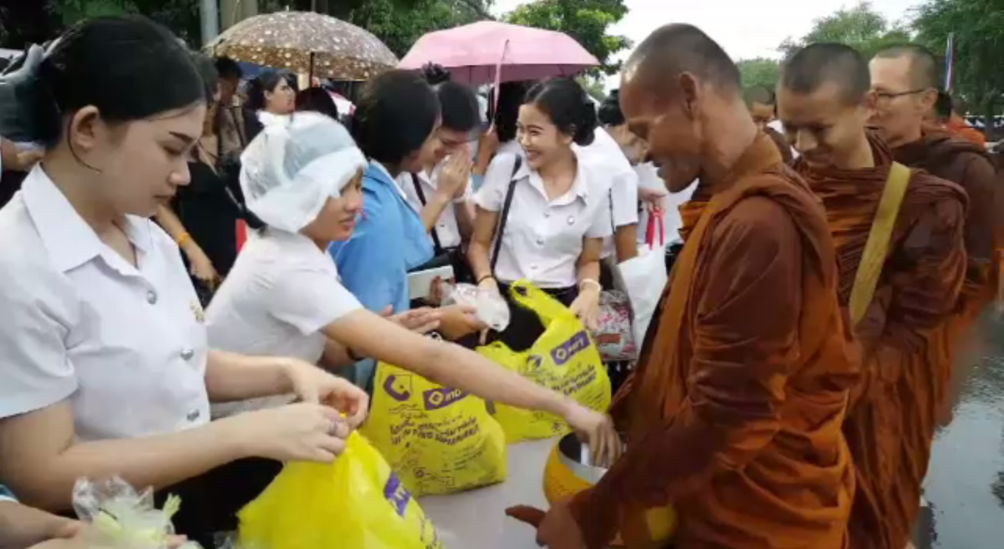 พสกนิกรทั่วประเทศร่วมทำบุญตักบาตรบำเพ็ญกุศลปัณรสมวาร 15 วัน