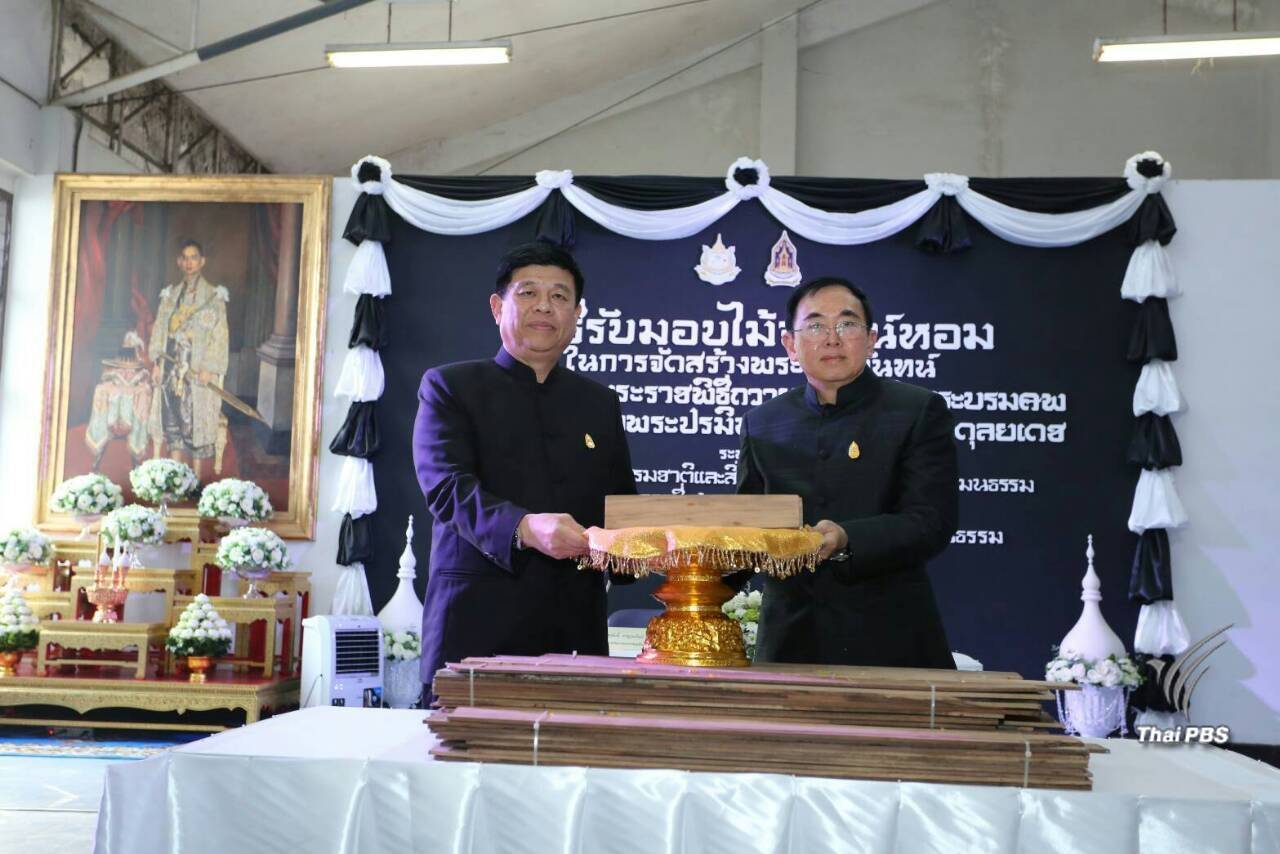 วธ.ระดมช่างโบราณฉลุลาย "ไม้จันทน์หอม"สร้างพระโกศพระราชพิธี