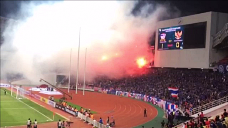 สมาคมกีฬาฟุตบอลฯ ตั้งรางวัลนำจับแฟนบอลจุดพลุในสนามคนละ 30,000 บาท