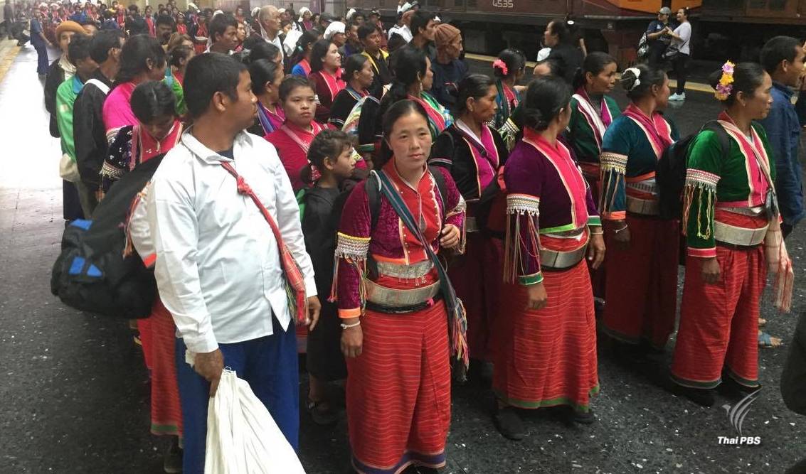 “กลุ่มชาติพันธุ์” เดินทางถึงกรุงเทพฯ แล้ว - พักแรมสนามม้านางเลิ้งคืนนี้
