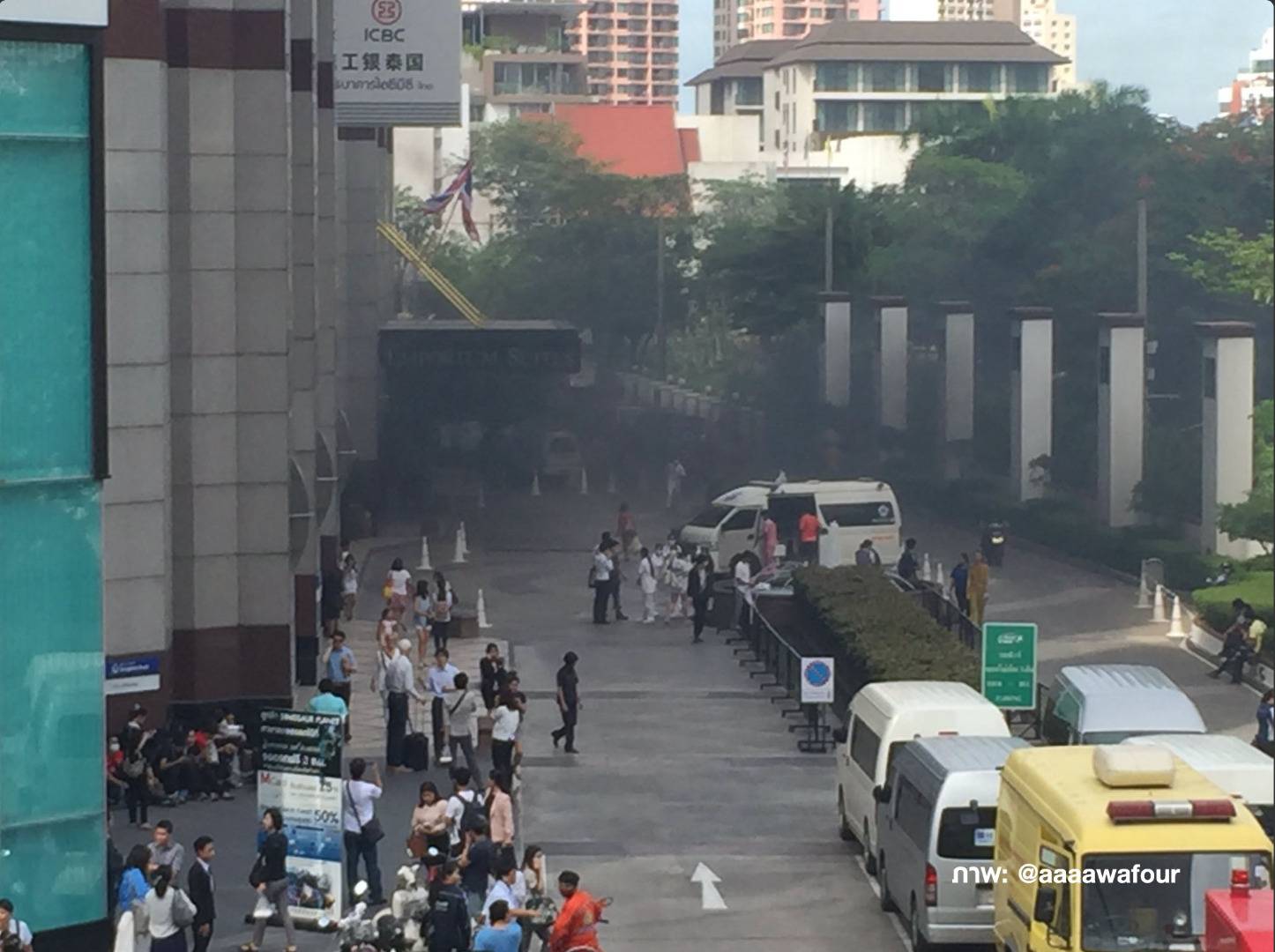 ไฟไหม้ลานจอดรถเอ็มโพเรียม จนท.คุมเพลิงได้แล้ว เร่งระบายควัน-ไร้เจ็บ