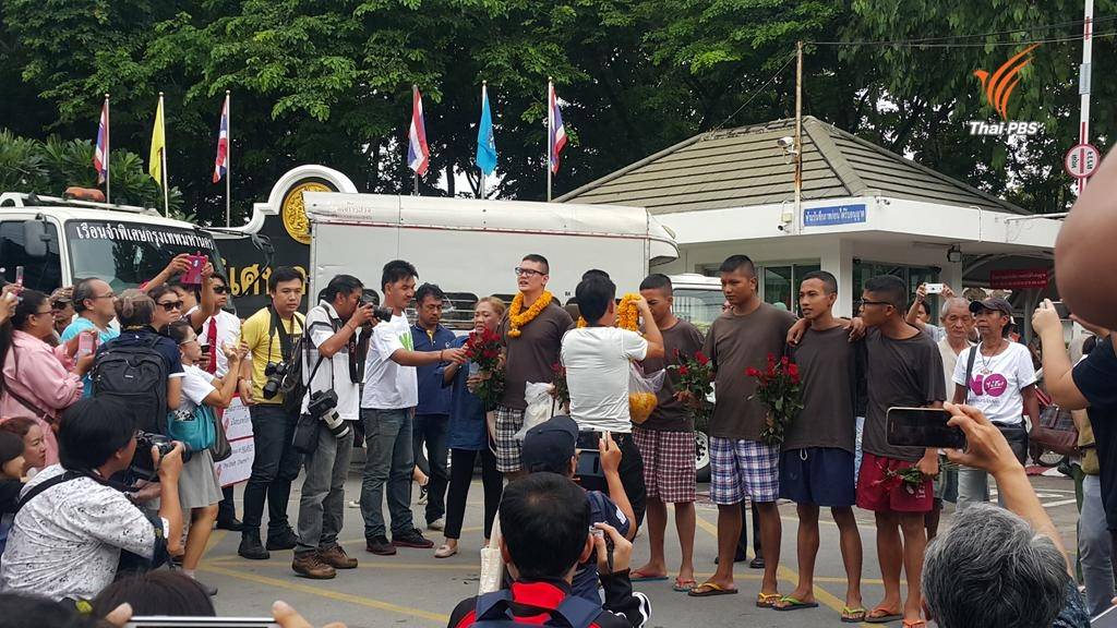 ปล่อยตัว 6 ประชาธิปไตยใหม่ คดีรณรงค์ประชามติ -อายัดตัว 1 คน ส่งต่อคดีนั่งรถไฟไปราชภักดิ์