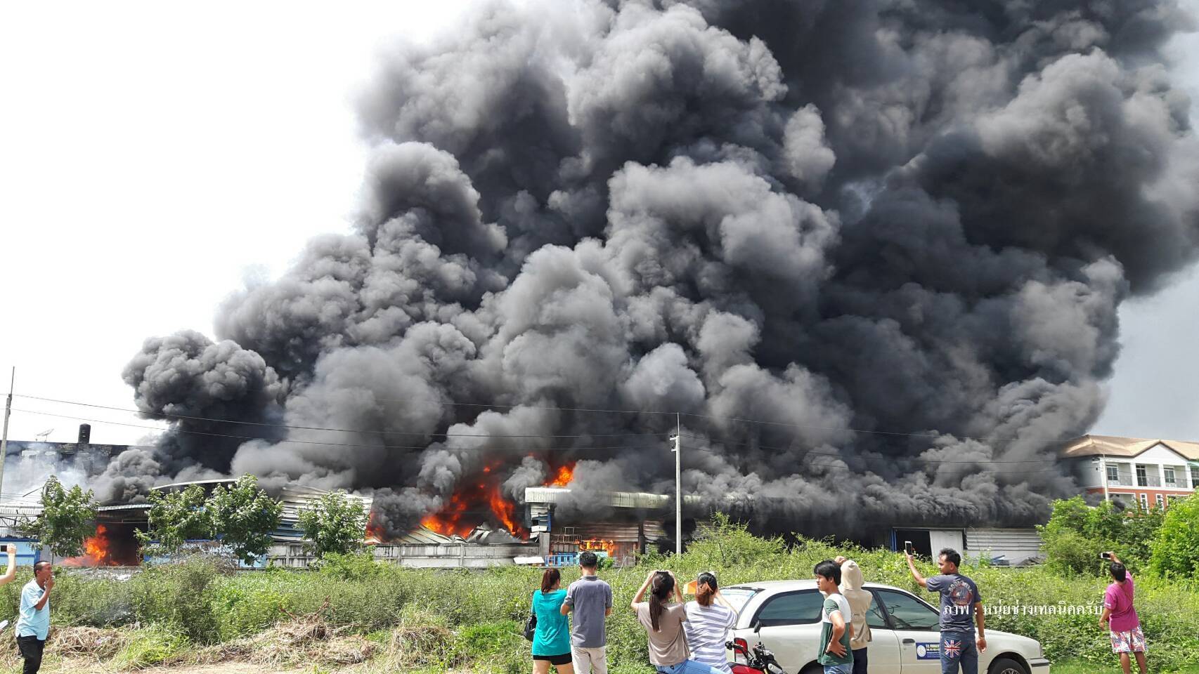 ไฟไหม้อาคารพาณิชย์ 3 ชั้น ในตลาดไท วอด 4 คูหา ล่าสุดคุมเพลิงได้แล้ว