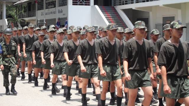 คสช.จัดการนักเรียนตีกัน ขึ้นบัญชีดำ เรียนจบให้ไปเป็น “ทหารเกณฑ์”