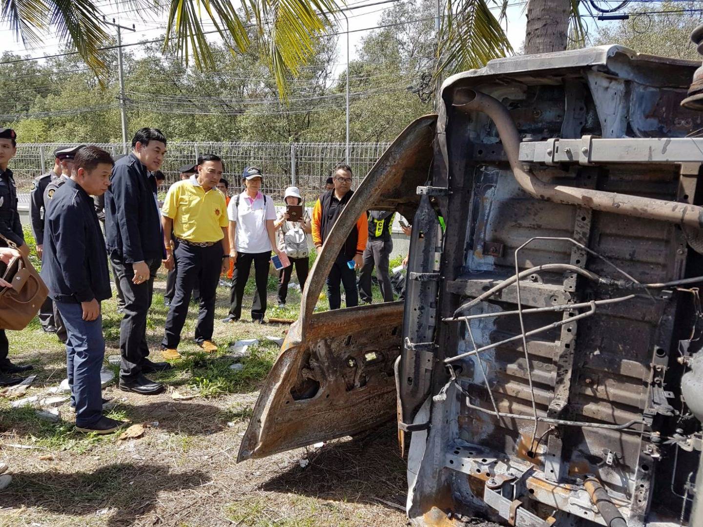 รมช.คมนาคมตรวจรถตู้ไฟไหม้-เตรียมหารือติดตั้งค้อนในรถเผื่อเหตุฉุกเฉิน
