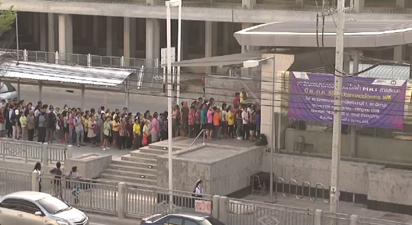 ประชาชนจำนวนมากทดลองนั่งรถไฟฟ้าสายสีม่วง-รฟม.คาดมีผู้ใช้บริการ 12,000 คน