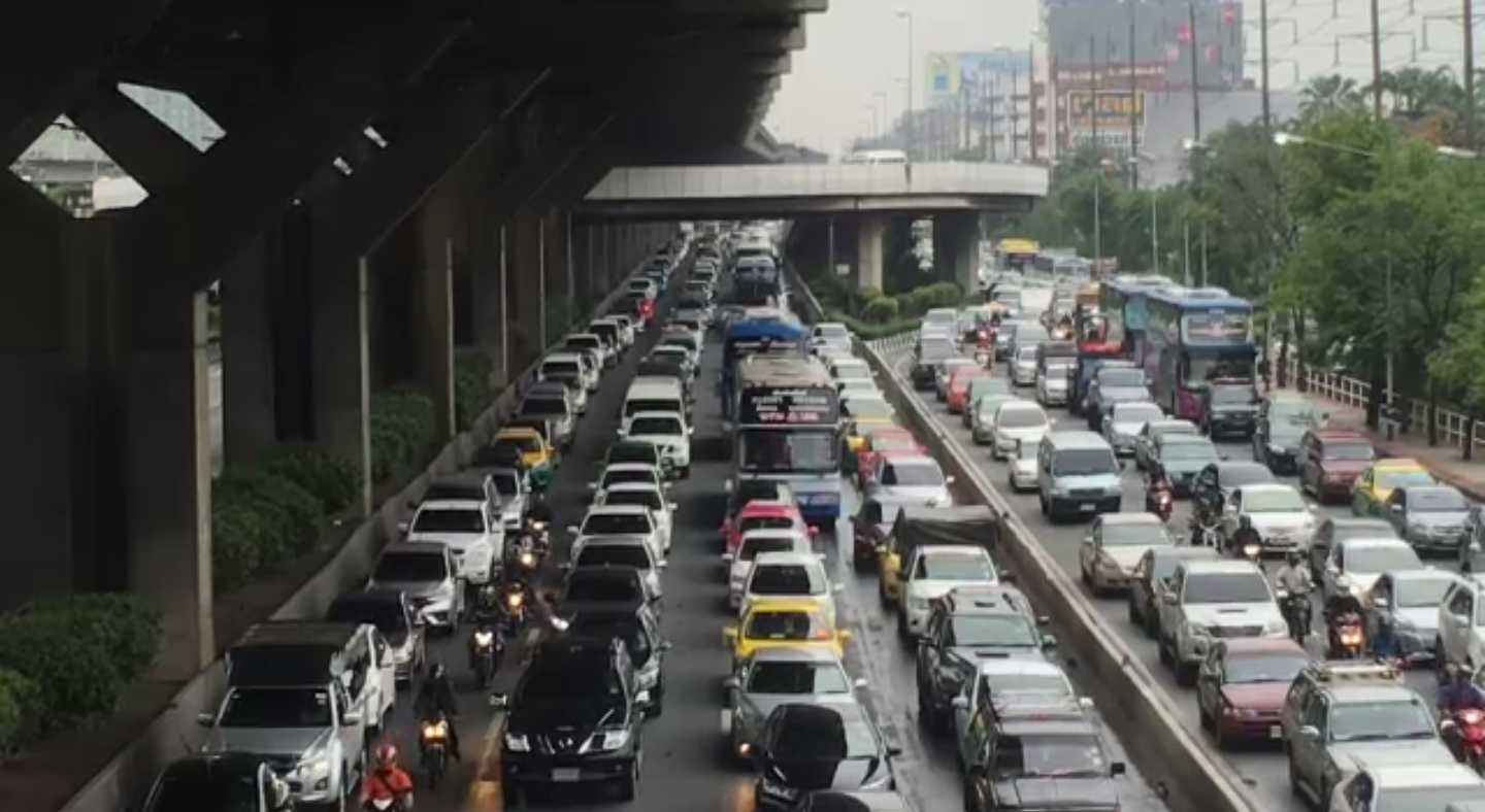 ผู้โดยสารตกเครื่องที่สนามบินดอนเมืองกว่า 200 คน หลังฝนตก-รถติด