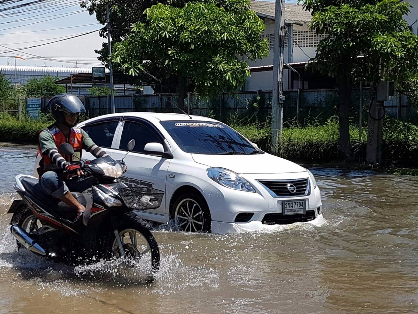 โรงงานนิคมฯ บางปูหยุดชั่วคราว 10 แห่ง หลังน้ำท่วมขัง-ถูกน้ำล้อม 80% ของพื้นที่