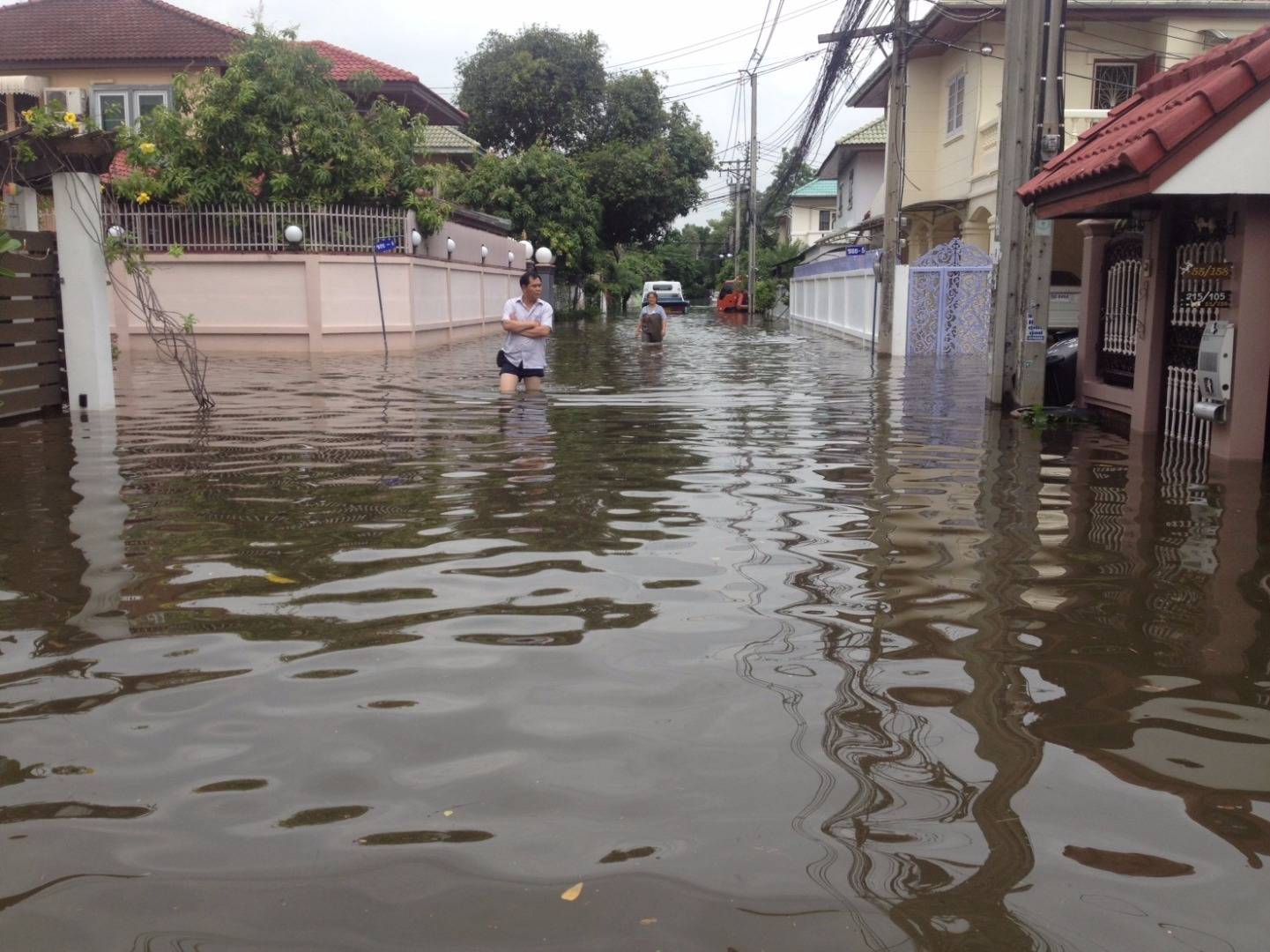 ชาวบ้านรามอินทรา 34 แยก 13 เขตบางเขน กทม. น้ำท่วมเท่าเอว ร้องเขตฯ ให้ช่วยแต่ไม่ได้ผล