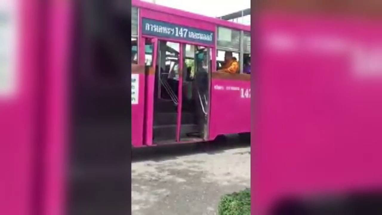 สั่งปรับ-พักงาน คนขับ-กระเป๋ารถเมล์สาย 147 ไล่ผู้โดยสารกลิ่นตัวแรง