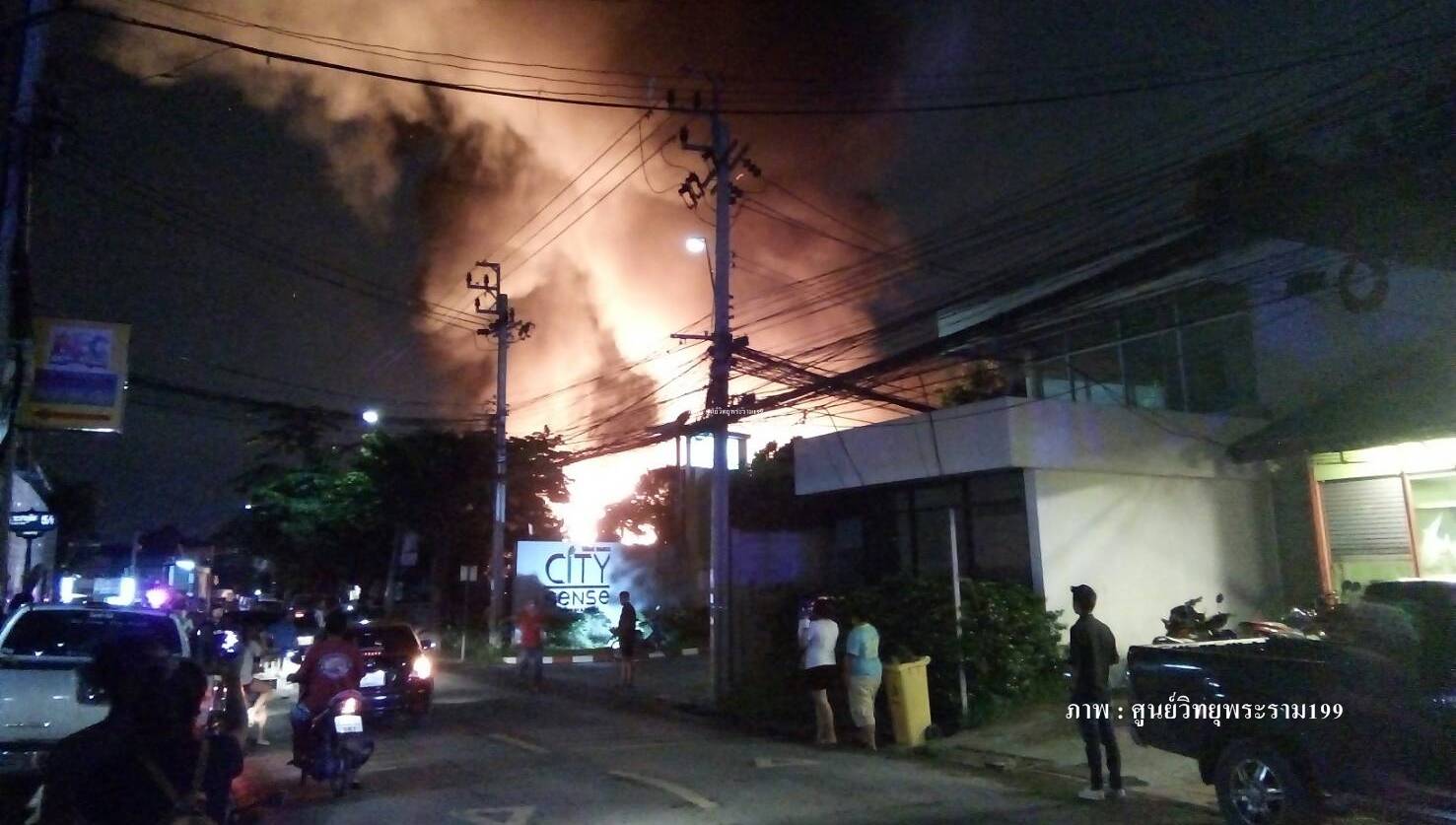 ไฟไหม้แคมป์คนงานอิตาเลี่ยนไทย ถ.ประชาอุทิศ จนท.เร่งคุมเพลิง