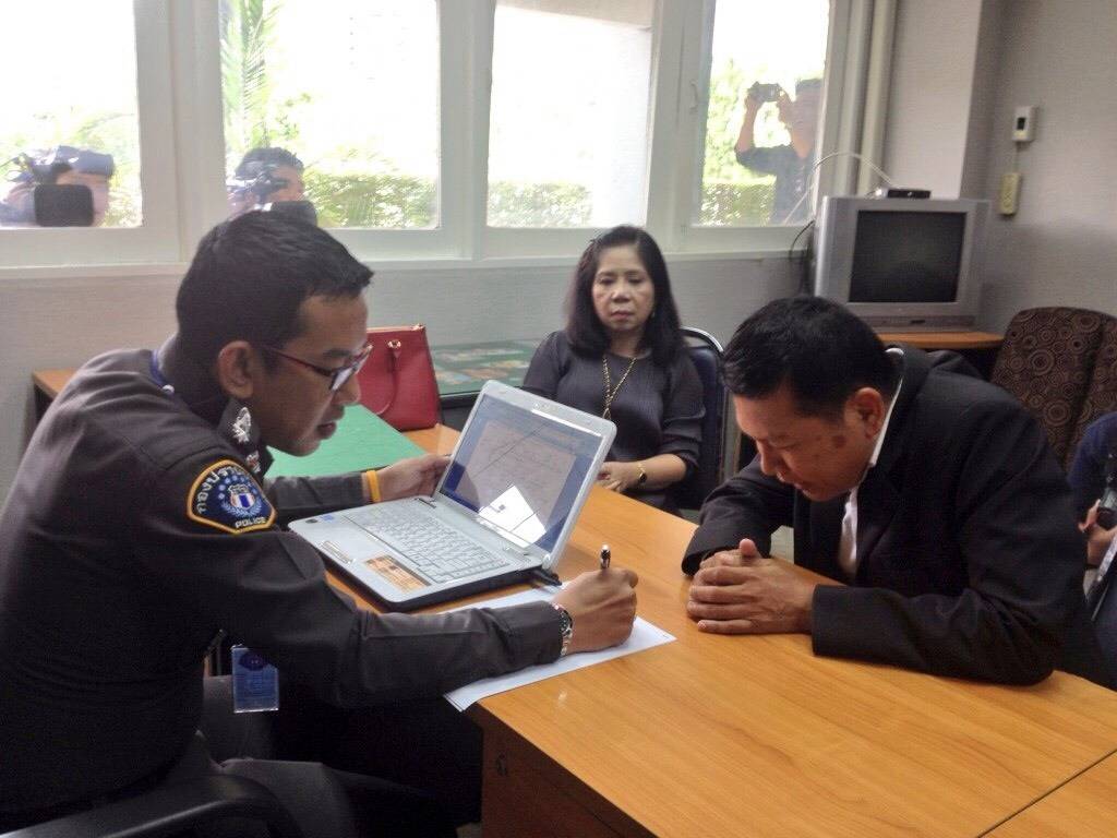 "หญิงไก่" โดน 3 ข้อหาหนัก แจ้งความเท็จ-ค้ามนุษย์-ผิด ม.112