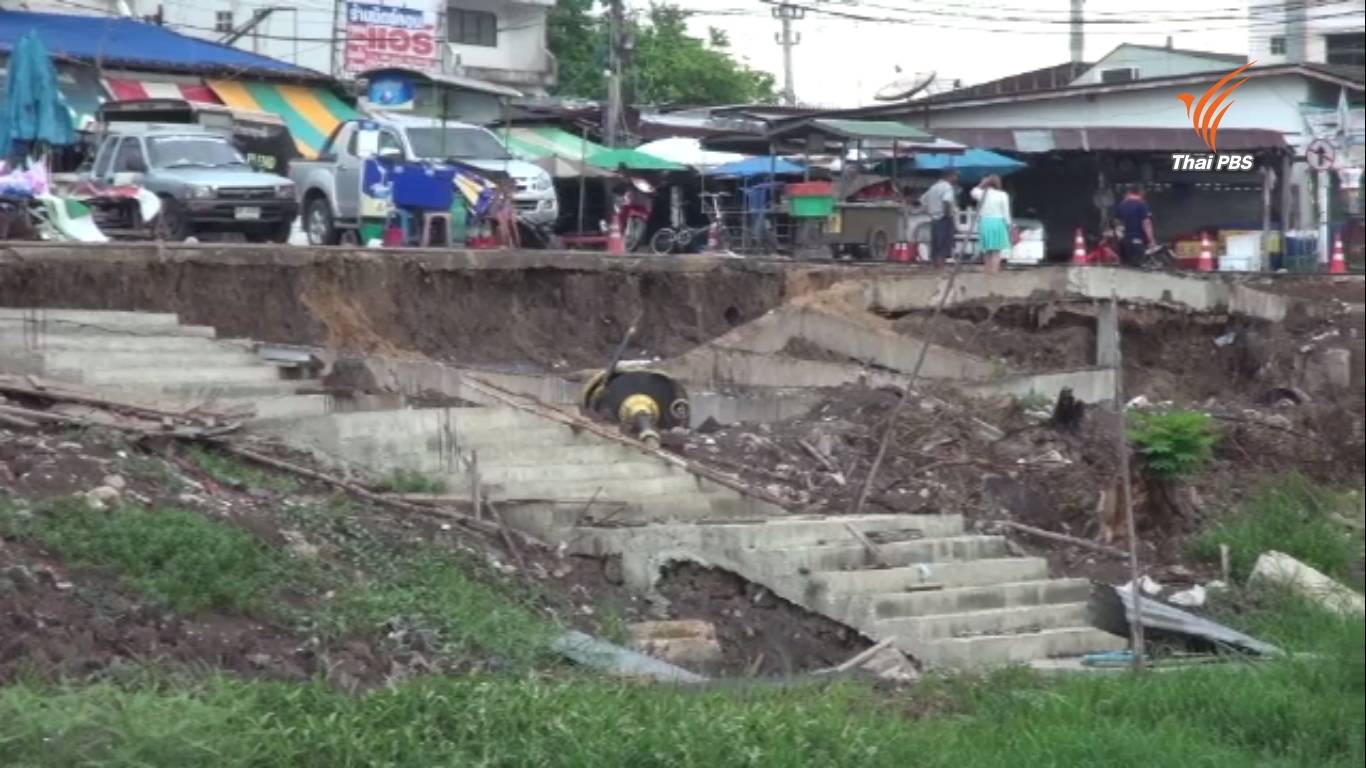การประปาขุดท่อน้ำดิบทำถนนหน้าตลาดเก่าองครักษ์ทรุดตัวยาวกว่า 130 ม.