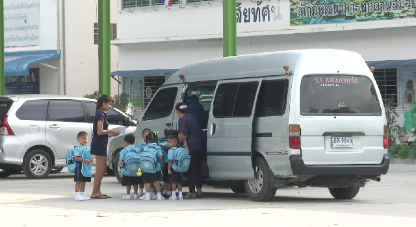 ผู้ปกครองเรียกร้องผู้ประกอบการรถรับส่งนักเรียนเข้มงวดขึ้น หลังเด็กเสียชีวิตในรถตู้