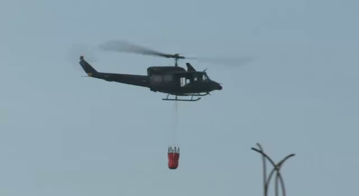 จนท.ระดมกำลังป้องกันไฟป่าลามเข้าชุมชนบ้านบาโงซรายอ จ.นราธิวาส