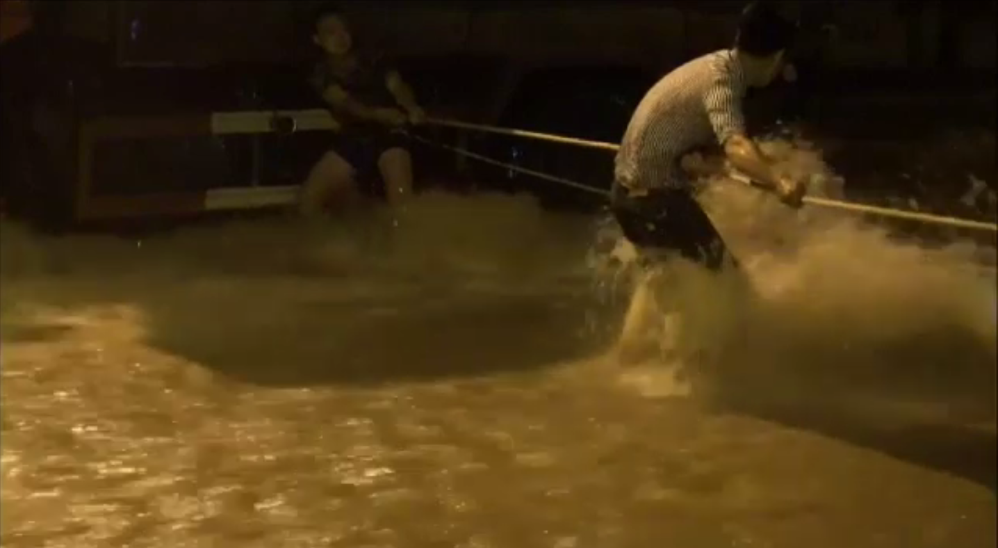 เกิดเหตุน้ำท่วมฉับพลันในอุโมงค์-จนท.ดับเพลิงจีนช่วยคนติดด้านใน 44 คนปลอดภัย