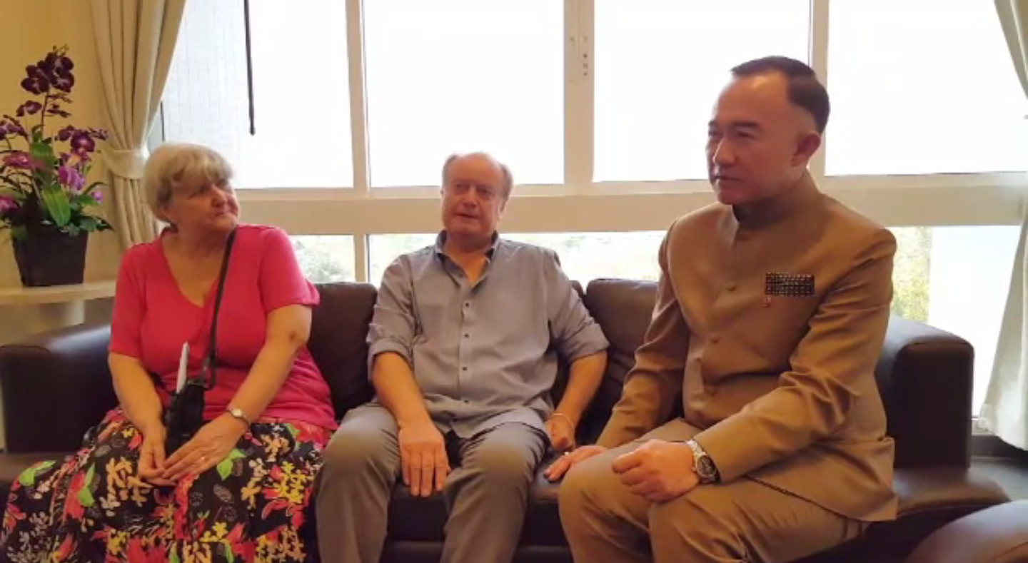 "ม.ล.ปนัดดา" เยี่ยมนักท่องเที่ยวอังกฤษถูกวัยรุ่นทำร้ายในหัวหิน