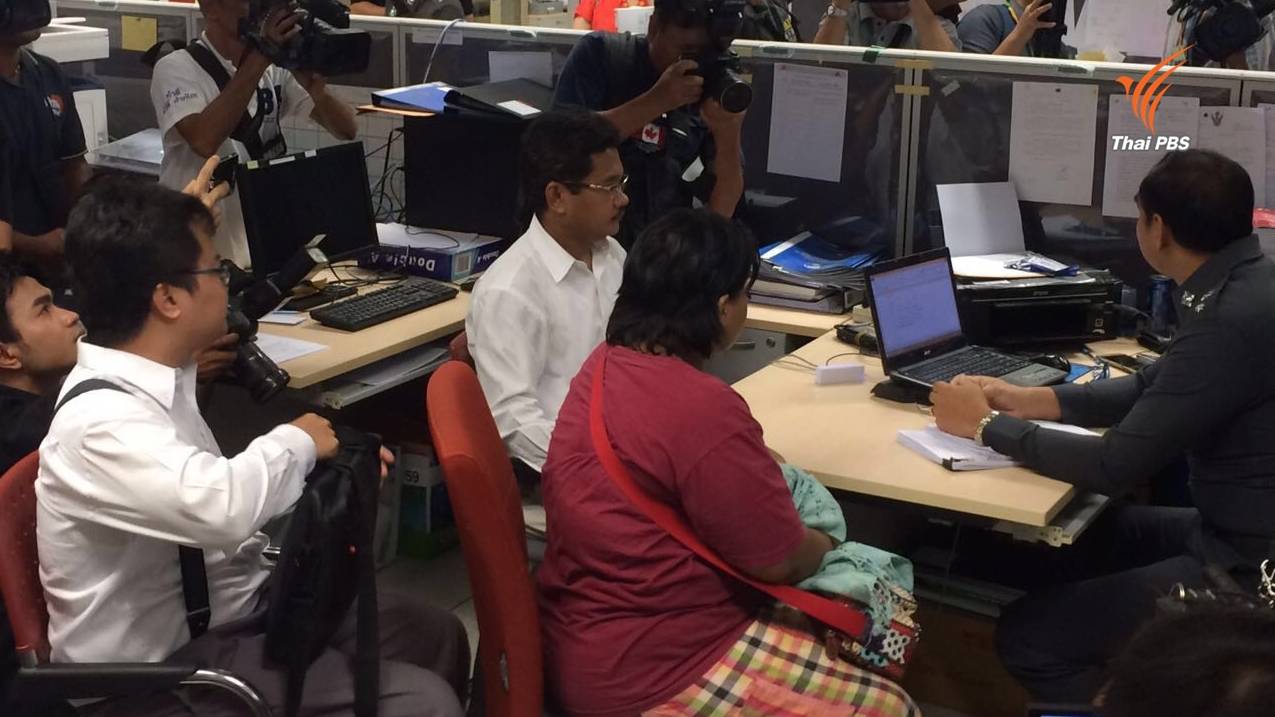 "แม่จ่านิว" มอบตัวที่ ปอท.รับทราบข้อกล่าวหาตามหมายจับ ม.112 - ตร.ไม่ให้ประกันตัวฝากขัง สน.ทุ่งสองห้อง