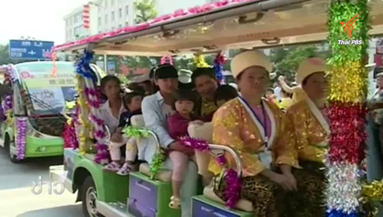 นักท่องเที่ยวแห่ชมขบวนพาเหรดฝาแฝด 1,000 คู่ในจีน