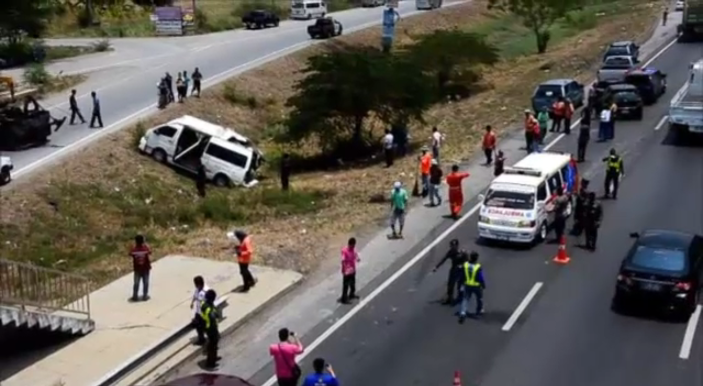 รถพ่วงชนรถตู้ ถนนสายเอเชีย จ.พระนครศรีอยุธยา บาดเจ็บ 10 คน