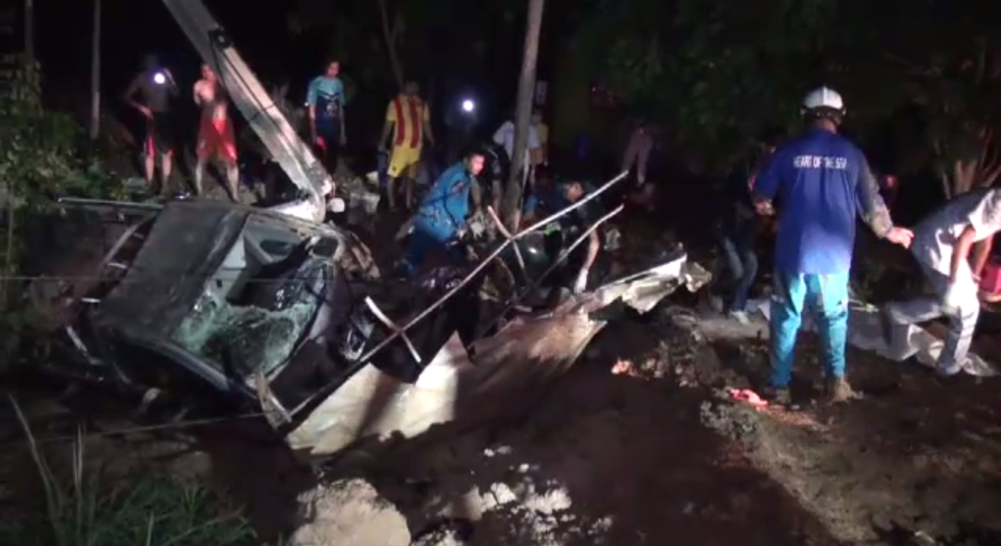 รถกระบะขนแรงงานกัมพูชาชนเสาไฟใน จ.สระแก้ว เสียชีวิต 6 เจ็บ 24 คน