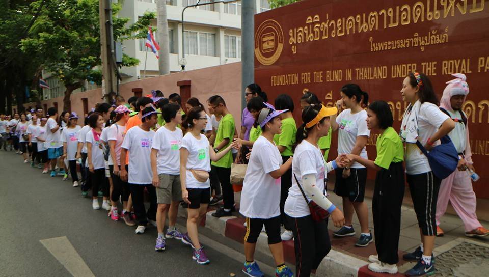 เด็กผู้พิการทางสายตากับภารกิจ "กองเชียร์นักวิ่ง"