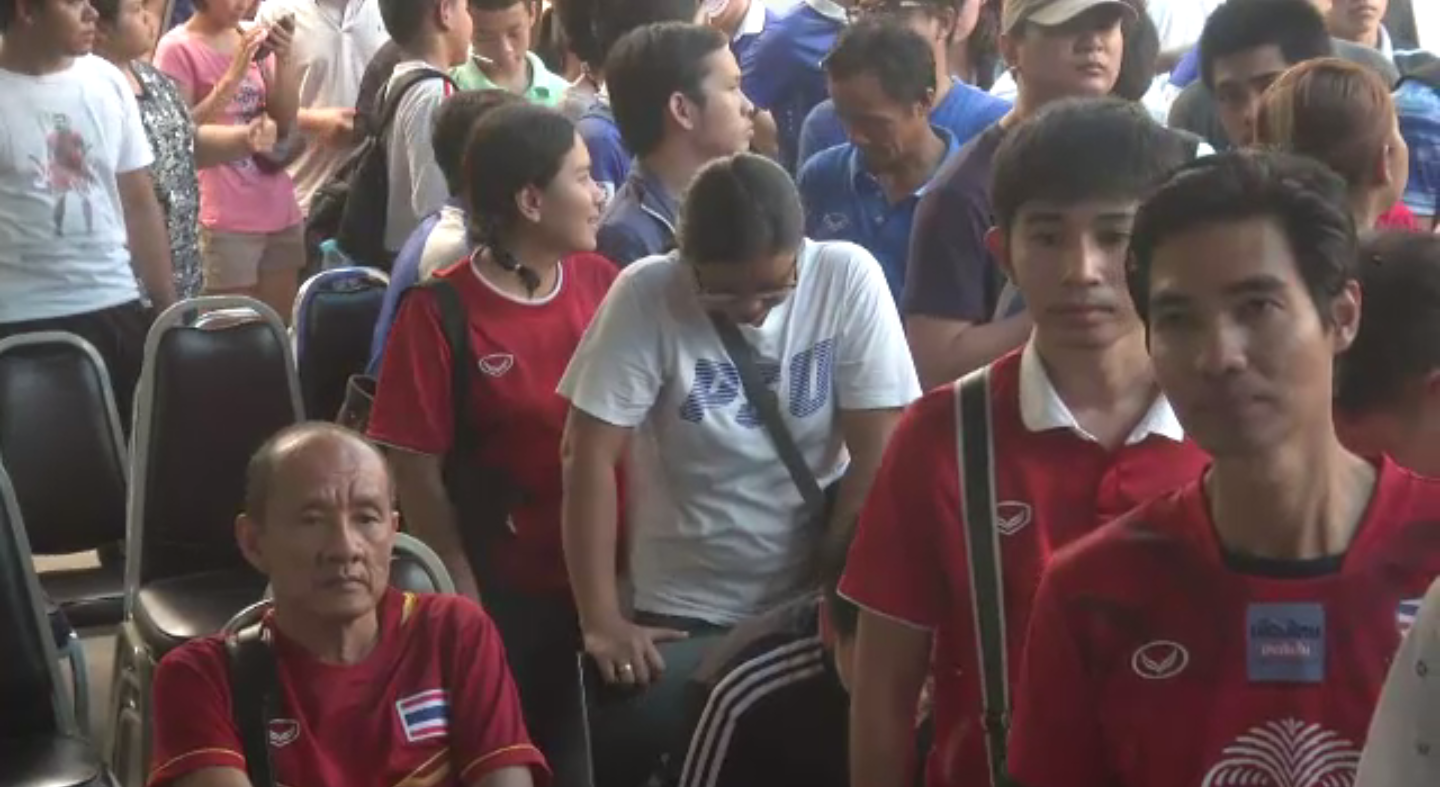 แฟนบอลแห่ซื้อเสื้อทีมชาติไทยฉลอง 100 ปีจนขายหมดภายในครึ่งชั่วโมง
