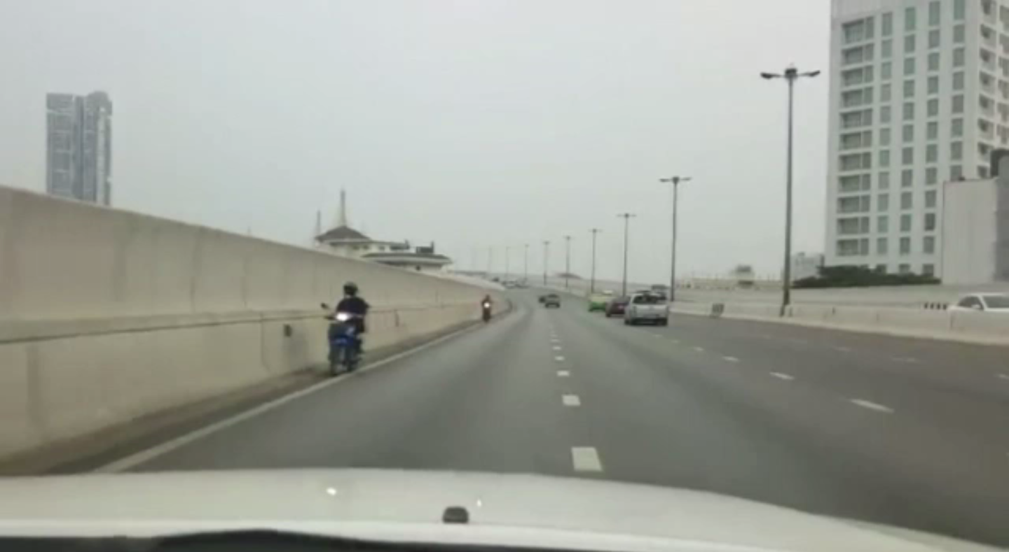 ตำรวจเตรียมพิจารณาความผิดผู้ขี่รถจักรยานยนต์ที่ปิดสะพานภูมิพล