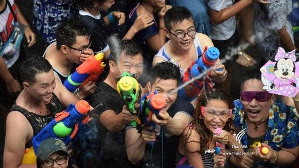 ผลสำรวจพบหญิงเกินครึ่งเคยถูก “ลวนลาม-ฉวยโอกาส” วันสงกรานต์