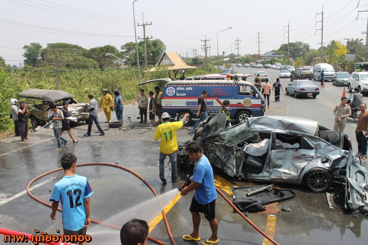 เก๋งหลุดโค้งชนกระบะ-จยย.ที่อ่างทอง เสียชีวิต 2 คน เจ็บ 2 คน
