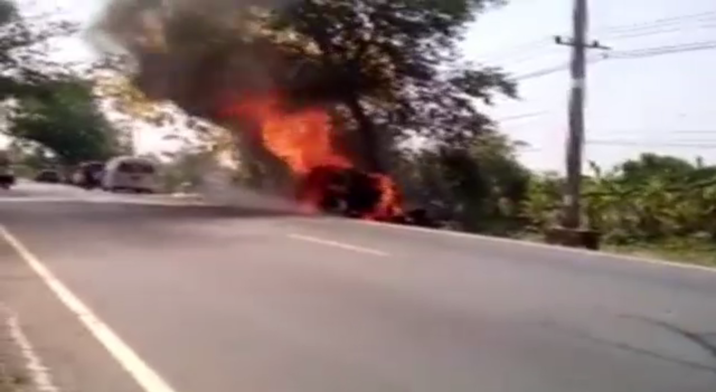 รถตู้โดยสารพุ่งชนต้นไม้ใน อ.บ้านสร้าง จ.ปราจีนบุรี เสียชีวิต 4 คน