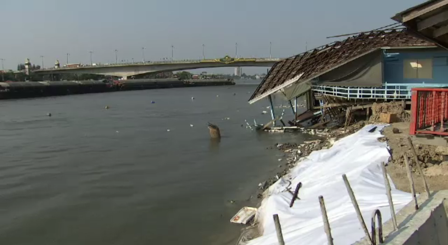 บ้านทรุดจากการก่อสร้างเขื่อนกันน้ำกัดเซาะริมแม่น้ำเจ้าพระยา