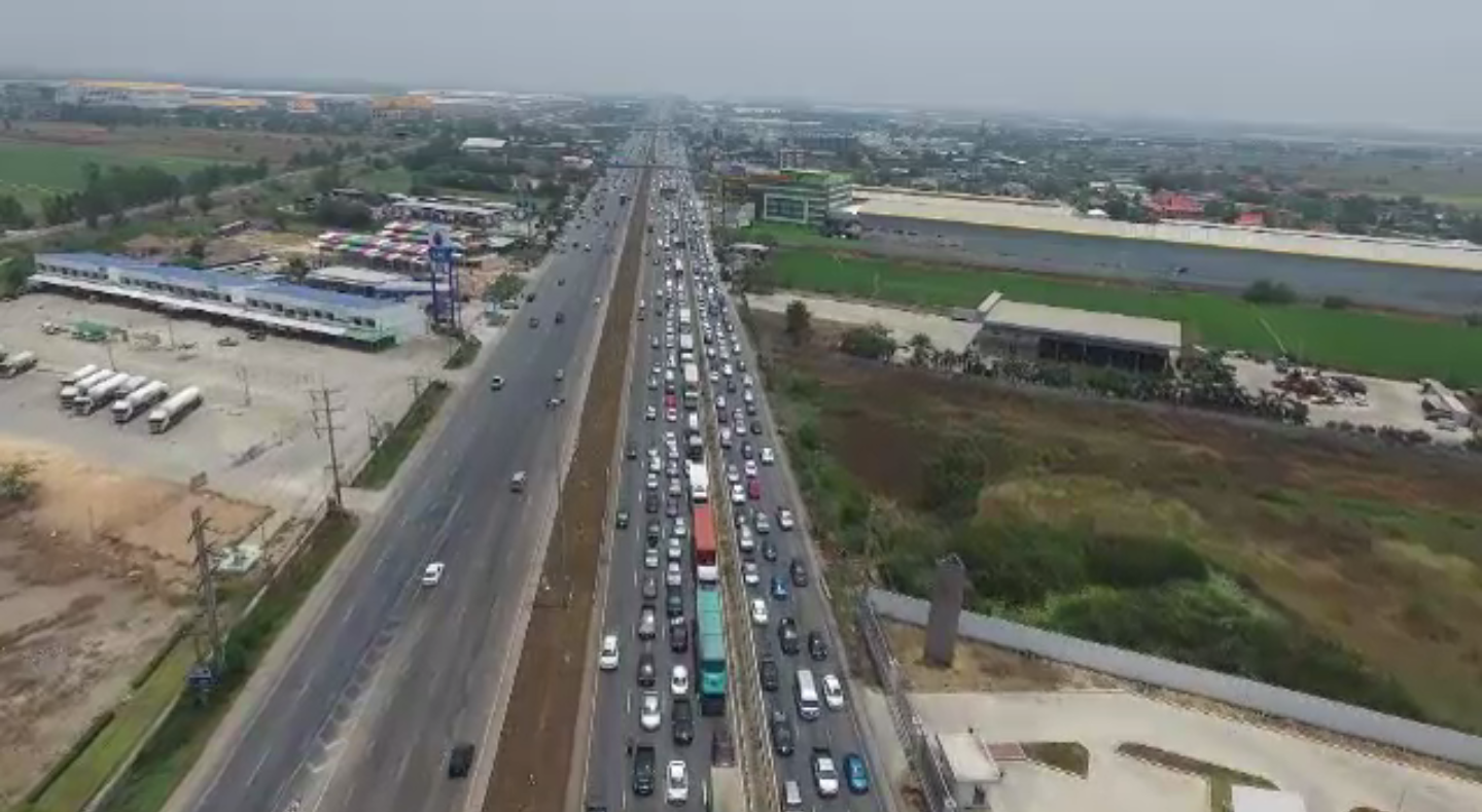 ถนนพหลโยธินช่วง อ.วังน้อย จ.พระนครศรีอยุธยา รถยังหนาแน่น