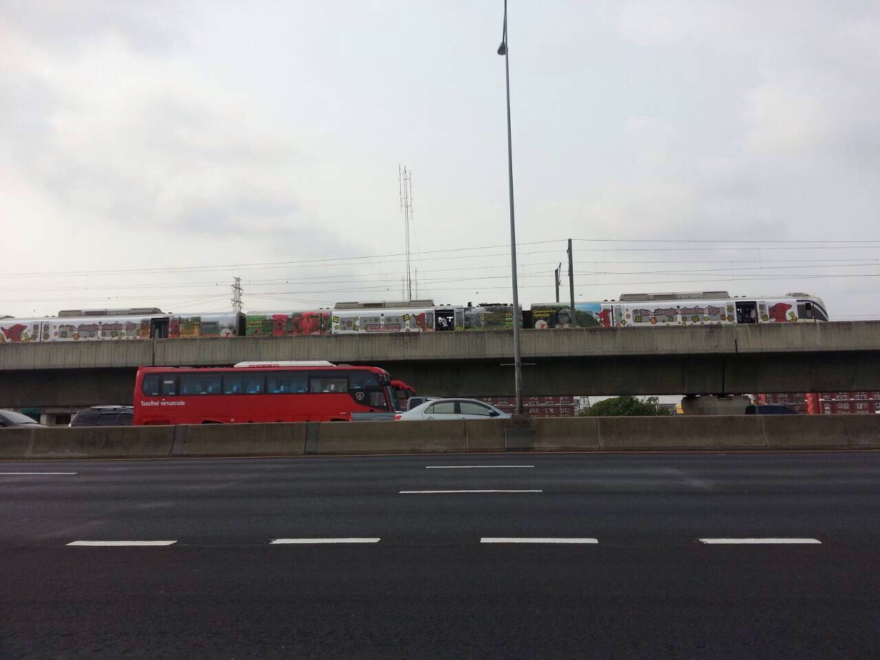 รถไฟฟ้าแอร์พอร์ตลิงก์ขัดข้อง สถานีหัวหมาก -ผู้โดยสารเป็นลมหลายคน