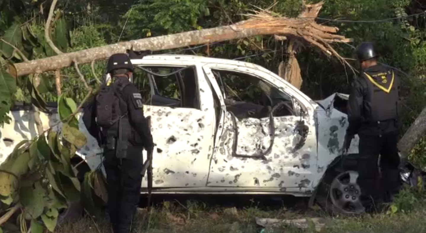 เจ้าหน้าที่เชิญผู้ต้องสงสัยมาสอบปากคำเหตุระเบิดตำรวจเสียชีวิต 3 นาย