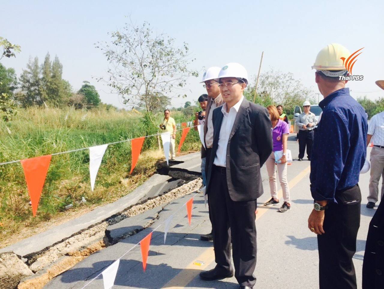 เตรียมช่อมแซมชั่วคราวถนนเลียบคลอง 13 ทรุดลึก 3 เมตร