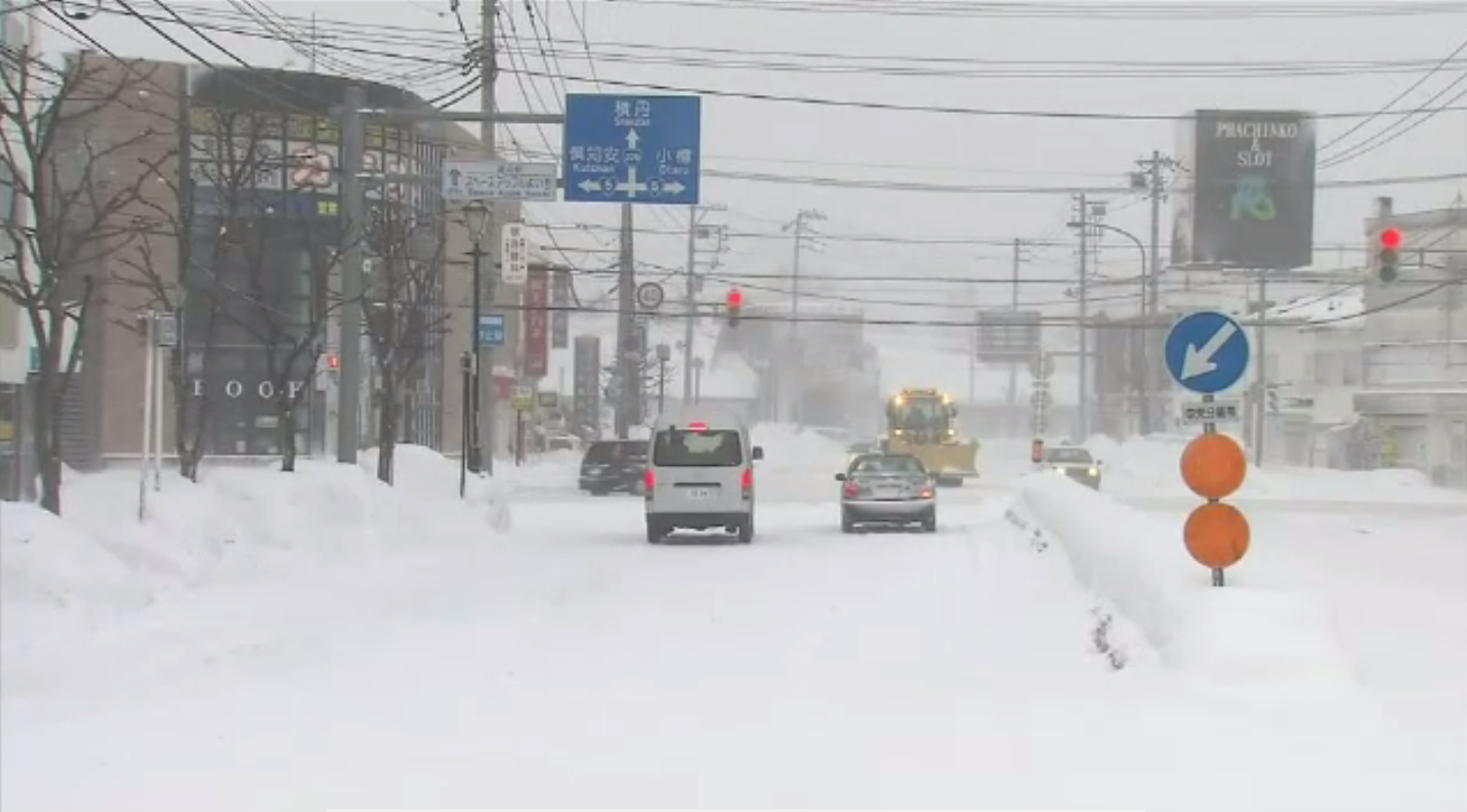 พายุหิมะพัดถล่มฮอกไกโดของญี่ปุ่น รุนแรงที่สุดในรอบหลายปี-ยกเลิก 130 เที่ยวบิน