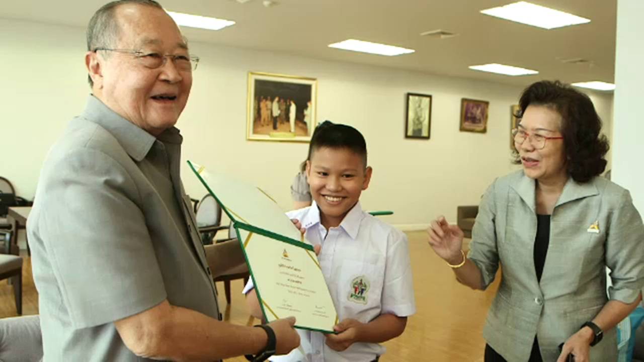 มอบรางวัลให้นักเรียน ป.5 ช่วยรุ่นน้องจมน้ำจนรอดชีวิต