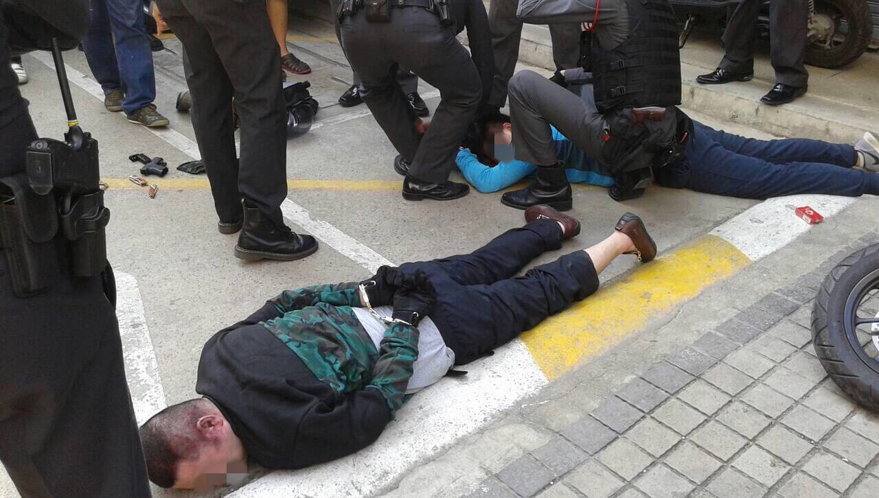 ชาย 4 คน บุกปล้นร้านปืนย่านวังบูรพาถูกยิงเจ็บ 3 ตร.ล่าอีก 1 คาดเป็นชาวต่างชาติ